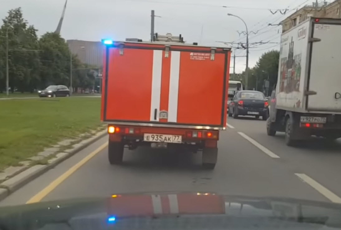 Screen capture of a fire truck going down ulitsa in Moscow. (source)