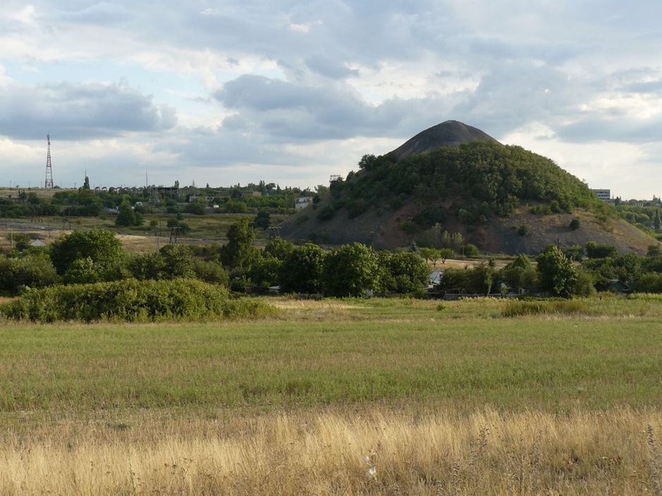 Panoramio picture of the hill east of Torez.