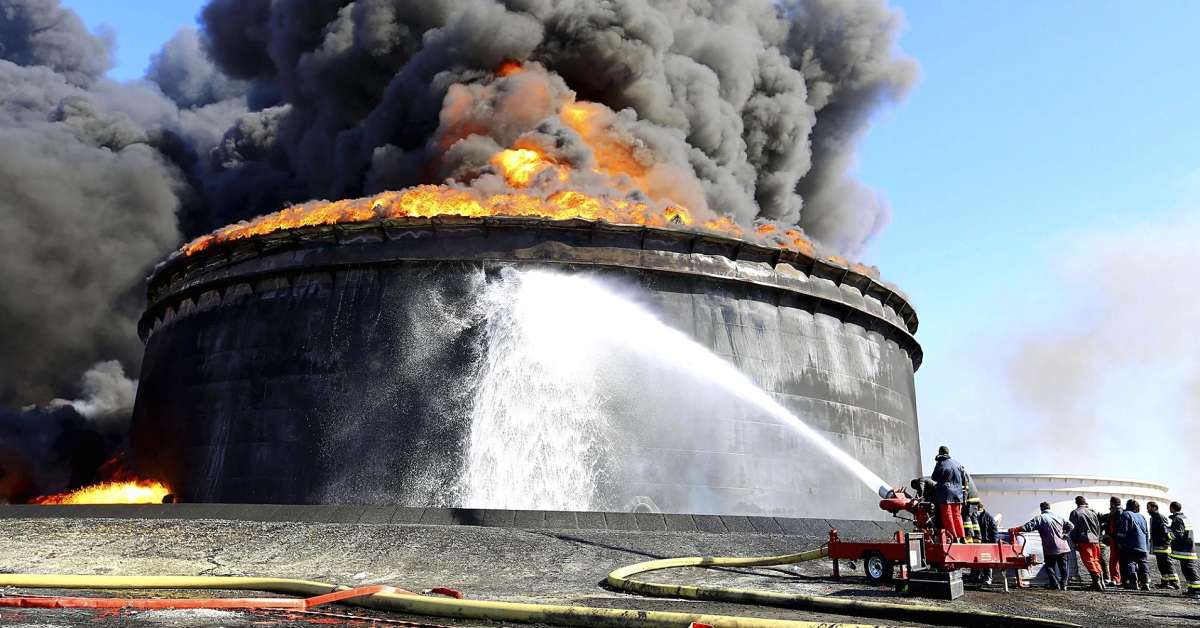 Burning oil storage tank, Sidr, December 2014