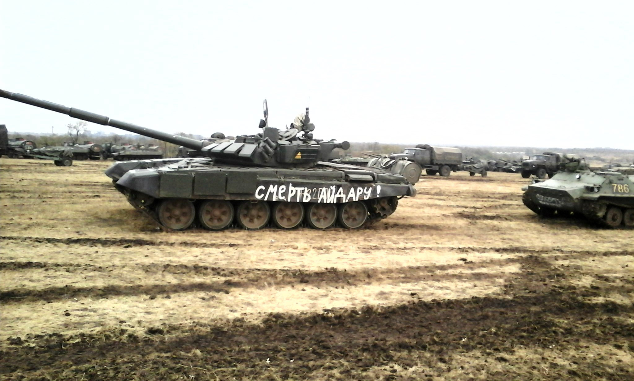 T-72B3 tank without a number, with the inscription "DEATH TO AIDAR" on both sides.