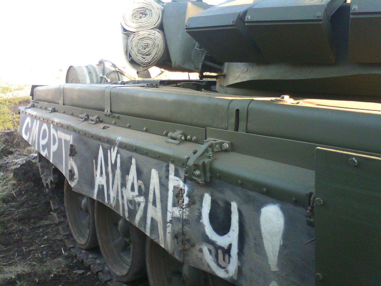 T-72B3 tank without a number, with the inscription "DEATH TO AIDAR" on both sides. Archive / Original