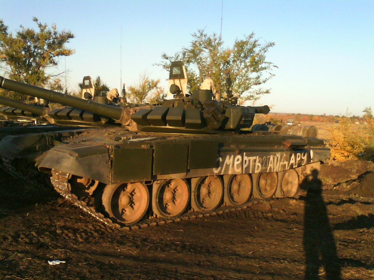 T-72B3 tank without a number, with the inscription "DEATH TO AIDAR" on both sides. Archive / Original